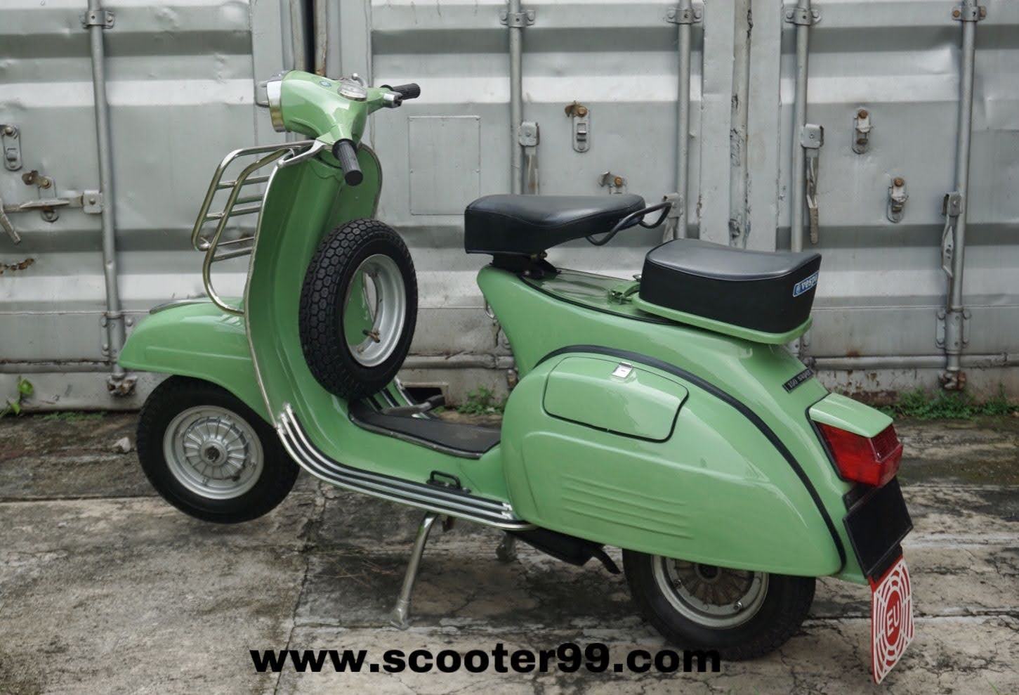 Vespa Super 150 Classic Green – front detail